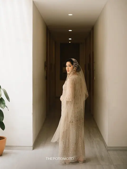 6. Dengan balutan busana bernuansa nude yang dihiasi payet cantik, Ochi Rosdiana tampil begitu memesona di momen pengajiannya. Bagaimana menurutmu, penampilan Ochi satu ini, Sahabat FIMELA?