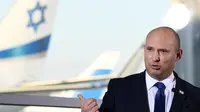 Perdana Menteri Israel Naftali Bennett berbicara di Bandar Udara Internasional Ben Gurion dekat Tel Aviv, Israel.(Xinhua/JINI/Yossi Zeliger)