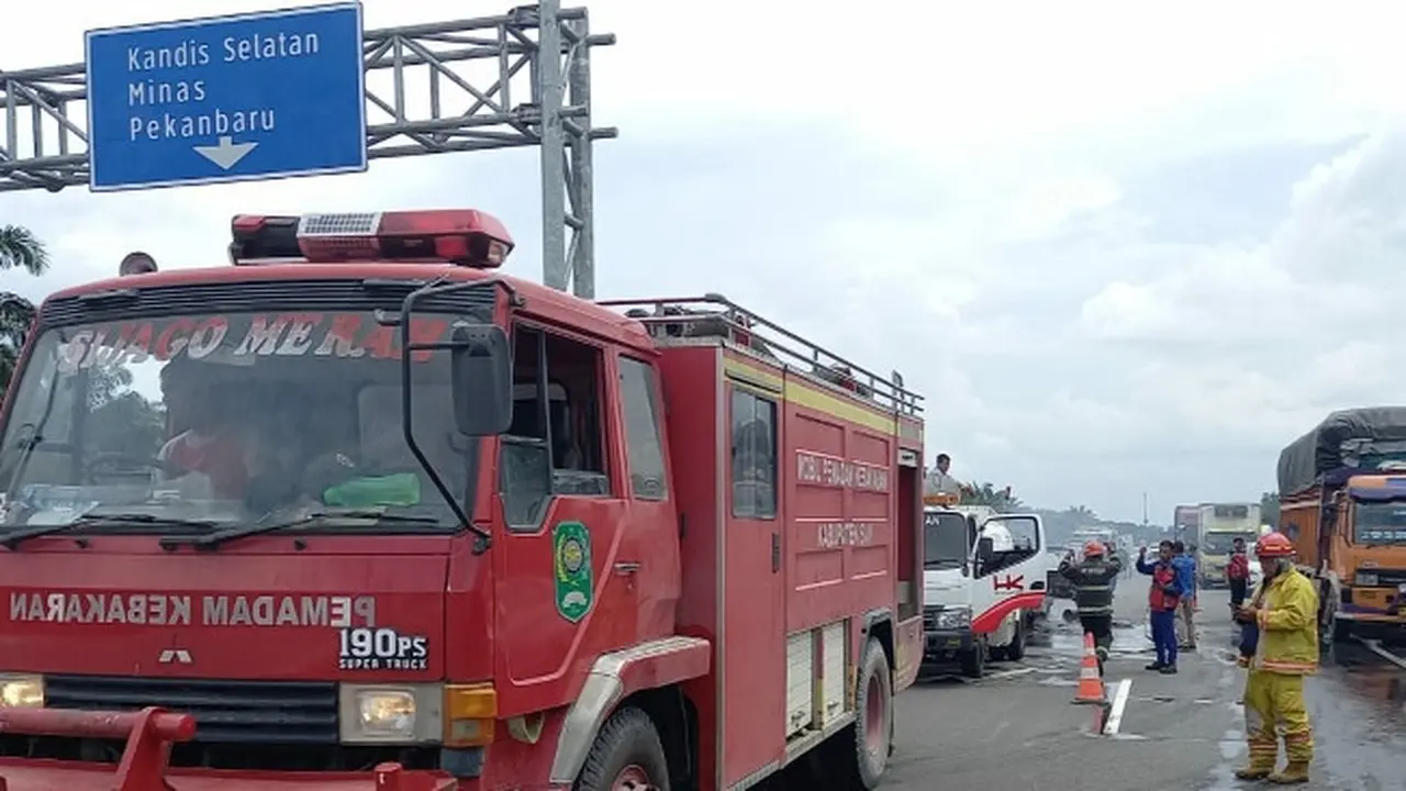 Petugas pemadam kebakaran pengelola Tol Pekanbaru-Dumai bersama personel Polda Riau mengevakuasi korban ledakan mesin cat.