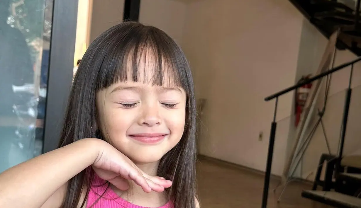 Anak kedua dari tiga bersaudara ini ternyata baru potong rambut. Lihat gayanya yang imut ini. [Instagram/yaswildblood]