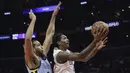 Pemain Los Angeles Clippers, Lou Williams (kanan) berusaha memasukan bola saat diadang pemain Memphis Grizzlies, Brandan Wright pada laga NBA basketball game, di Staples Center, Los Angeles, (2/1/2018). Clippers menang 113-105. (AP/Jae C. Hong)
