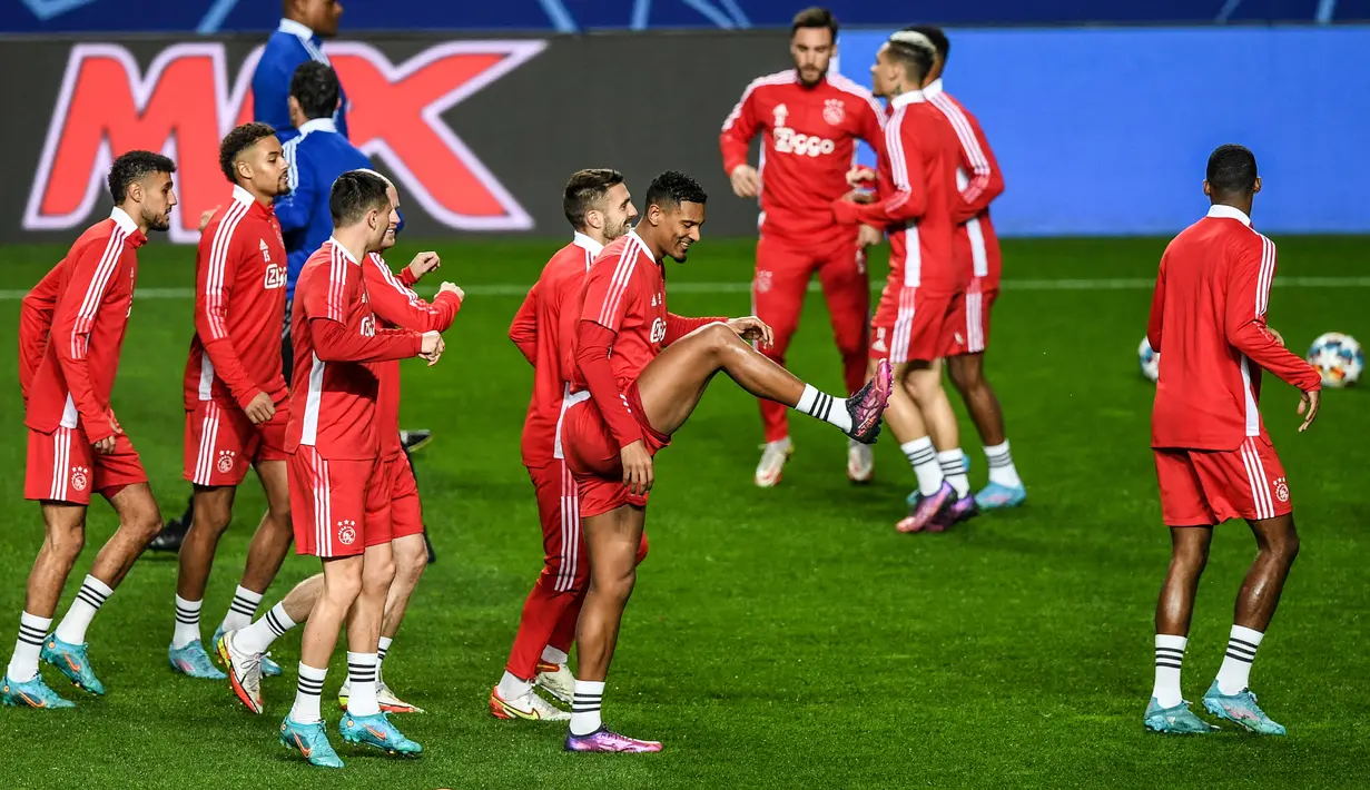 Para pemain Ajax Amsterdam ambil bagian dalam sesi latihan di stadion Luz, Lisbon, 22 Februari 2022. Ajax akan melawat ke markas Benfica pada babak 16 besar Liga Champions 2021/2022, Kamis (24/2) dini hari WIB. (PATRICIA DE MELO MOREIRA/AFP)