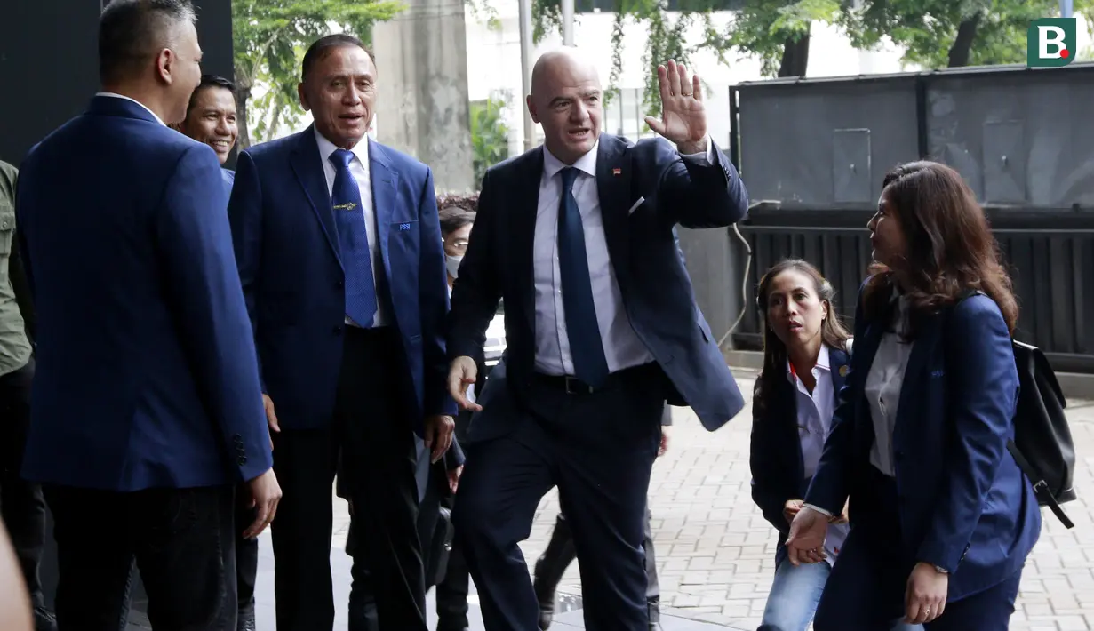 Kunjungan Gianni Infantino ke Kantor PSSI untuk bertemu dengan Iriawan dkk. diprediksi membicarkan transformasi sepak bola Indonesia yang didengungkan oleh Jokowi. (Bola.com/M Iqbal Ichsan)