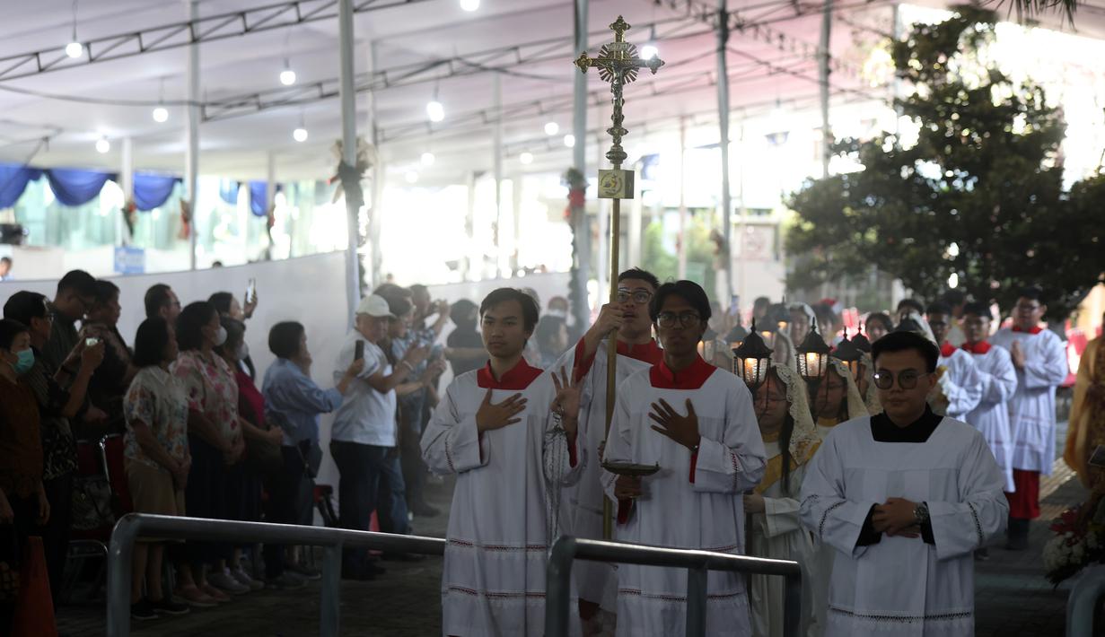 Misa ini menjadi puncak perayaan Natal sekaligus satu-satunya yang dipimpin langsung oleh Uskup Agung Jakarta Kardinal Ignatius Suharyo. Tampak dalam foto, iring-iringan umat Katolik saat pelaksanaan Misa Pontifikal Natal di Gereja Katedral Jakarta, Kamis (25/12/2025). (Kapanlagi.com/Budy Santoso)