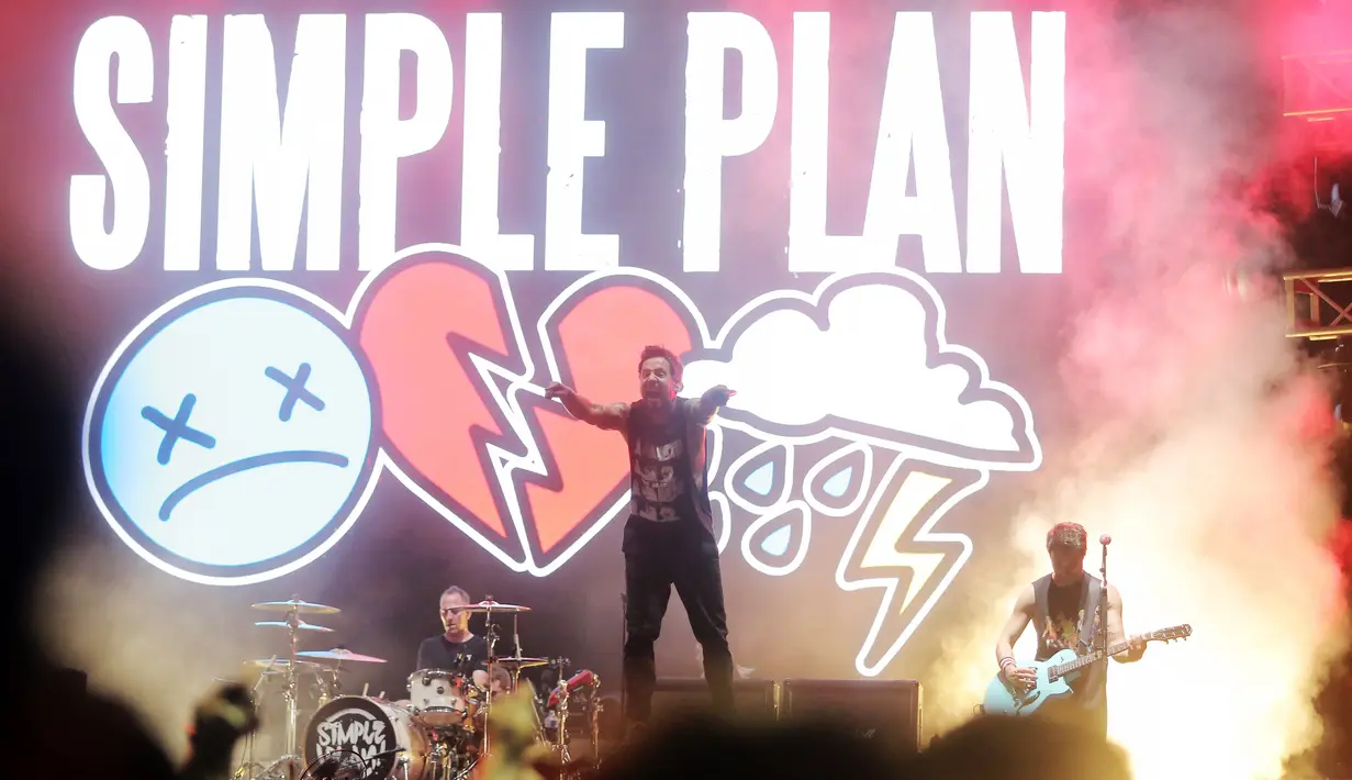 <p>Suasana nostalgia begitu kental terasa sepanjang penampilan Simple Plan di Everblast Festival 2023. Sebagian besar setlist lagu yang dibawakan adalah single-single mereka yang populer di era tahun 2000an. [Foto/Bambang E. Ros]</p>