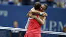 Dua petenis putri Italia, Flavia Penneta (kanan) dan Roberta Vinci, berpelukan setelah final AS Terbuka 2015. Minggu (13/9/2015). (AFP Photo/Kena Betancur)