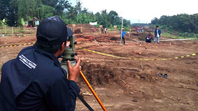 Peneliti Balai Arkeologi Yogyakarta mempertajam penelitian Situs Sekaran di Desa Sekarpuro, Malang, Jawa Timur (Liputan6.com/Zainul Arifin)