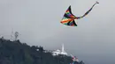 Orang-orang menerbangkan layang-layang selama festival musim panas di taman Simon Bolivar, Bogota, 12 Agustus 2018. Menikmati musim panas, menerbangkan layang-layang tetap menjadi kegiatan utama yang harus dilakukan. (AFP PHOTO/John VIZCAINO)