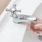 Jika menurut Anda mencuci tangan adalah masalah sabun dan air, ternyata selama ini Anda salah. Saksikan cara mencuci tangan yang tepat.