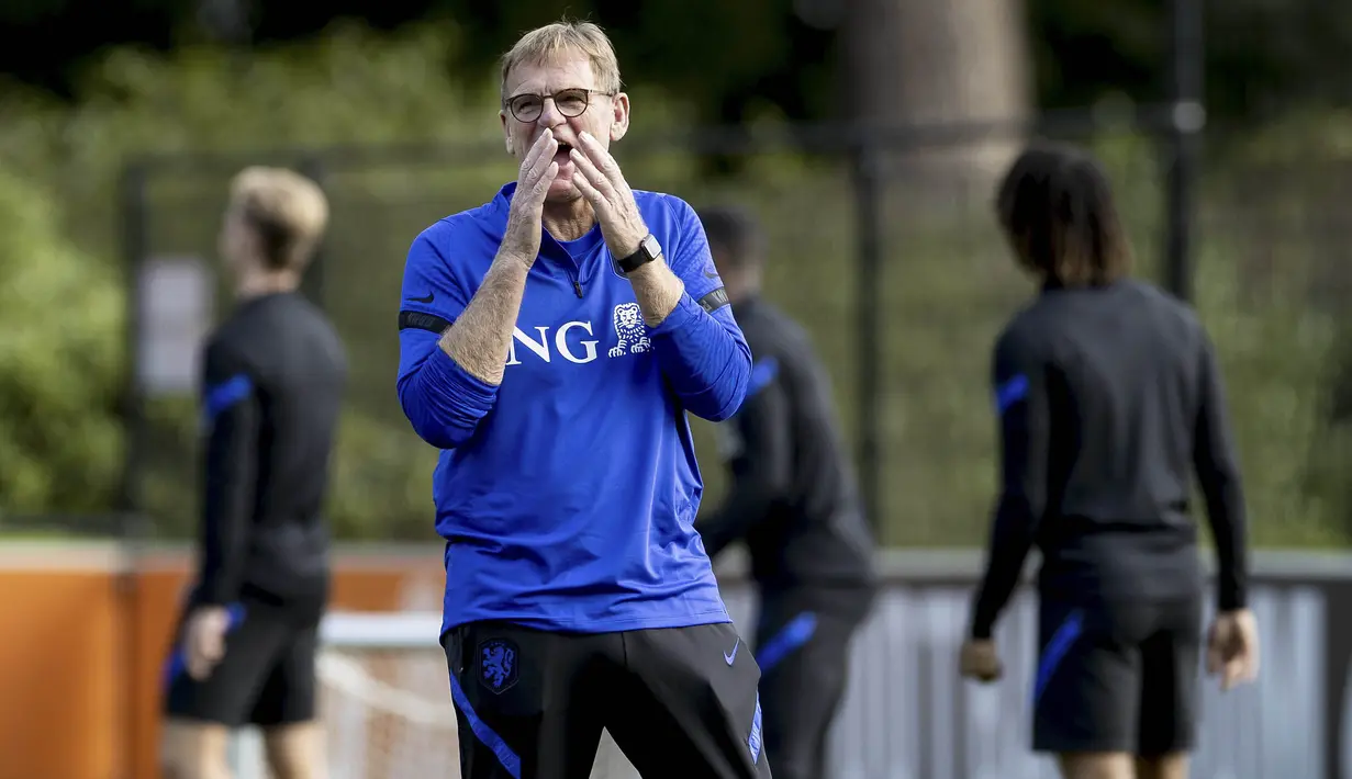 Pelatih interim, Timnas Belanda, Dwight Lodeweges, saat memimpin sesi latihan jelang laga UEFA Nations League di Zeist, Belanda, Selasa (1/9/2020). Belanda akan berhadapan dengan Polandia. (Photo by Koen van Weel / ANP / AFP)