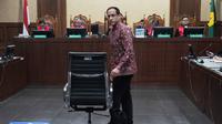 Mantan Menteri Pendidikan, Kebudayaan, Riset, dan Teknologi (Mendikbudristek), Nadiem Anwar Makarim, nan juga salah satu pendiri platform pembayaran dan perusahaan transportasi daring di Indonesia, bersiap mengikuti persidangan di Pengadilan Tindak Pidana Korupsi Jakarta, Rabu 13 Mei 2026. (AP Photo/Tatan Syuflana)