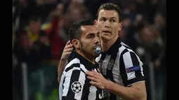 Penyerang Juventus, Carlos Tevez (kiri) memeluk Stephan Lichtsteiner usai mencetak gol saat laga melawan Borussia Dortmund di 16 besar Liga Champions (leg 1) di Stadion Juventus, Turin, Italia, (24/2/2015). (REUTERS/Alessandro Bianchi)