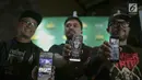 Para pembicara dalam konferensi pers Joox Indie Workshop Roadshow menunjukkan aplikasi Joox di Jakarta, Rabu (25/4). Sebagai platform musik online, JOOX menggandeng para musisi band indie dalam negeri. (Liputan6.com/Faizal Fanani)