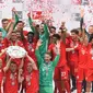 Pemain Bayern Munchen mengangkat trofi Bundesliga usai mengalahkan Frankfurt di Allianz Arena, Jerman, Sabtu (18/5). Munchen menang 5-1 atas Frankfurt. (Christof Stache/AFP).