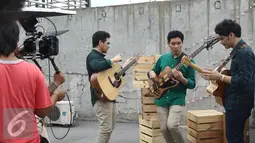 Aksi Grup Band The Overtunes saat pembuatan video klip soundtrack 'Cek Toko Sebelah' di kawasan Cempaka Putih, Jakarta, Selasa (29/11). The Overtunes dan Grup Vocal GAC berkolaborasi dalam pembuatan video tersebut. (Liputan6.com/Herman Zakharia)