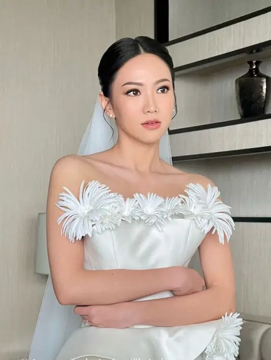 Untuk riasan makeup, MUA Tirza Vania memoles wajah Shanju dengan makeup flawless memancarkan aura pengantin. Tampak terlihat riasan mata yang lebih bold. [@tirzavania]