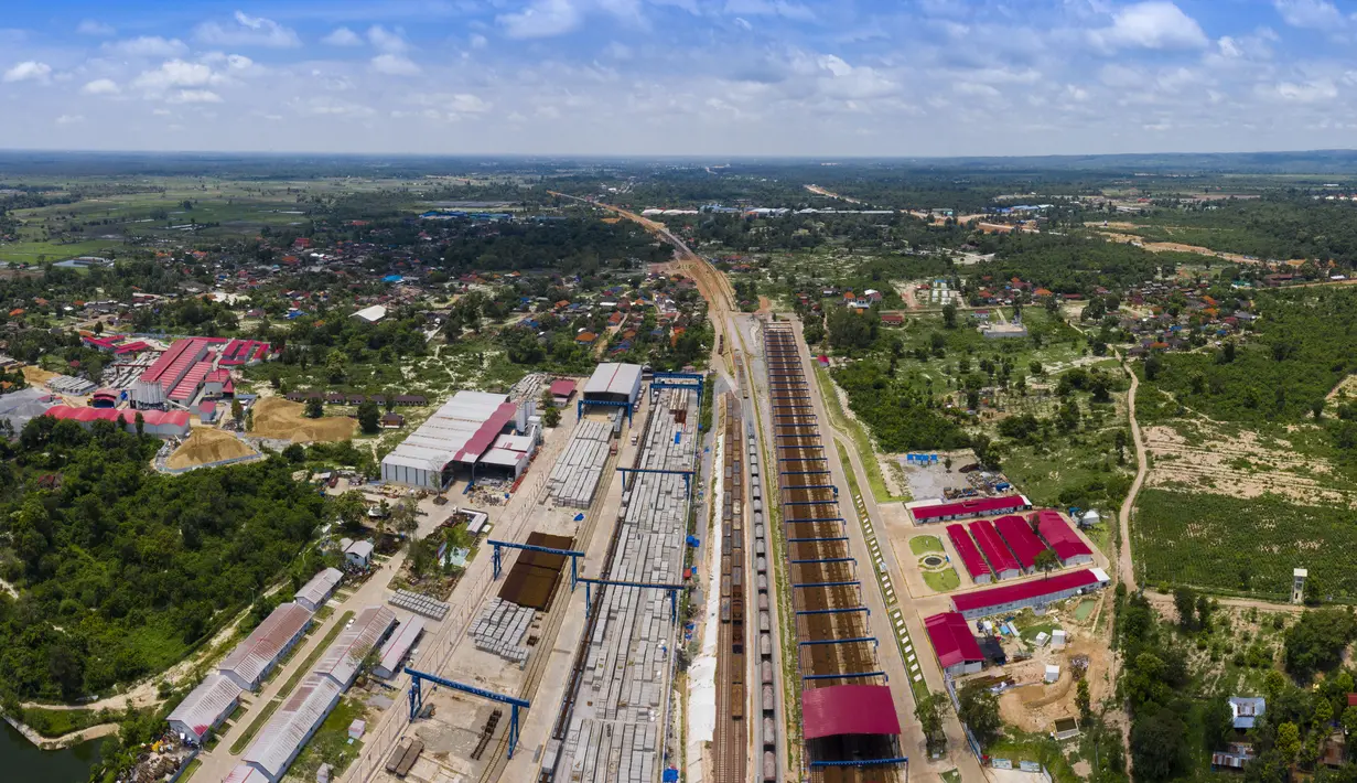 Foto yang diabadikan pada 4 Juni 2020 ini memperlihatkan lokasi pembangunan Jalur Kereta China-Laos di Laos utara. Jalur kereta tersebut mampu dilalui kereta dengan kecepatan 160 km per jam. (Xinhua/Pan Longzhu)