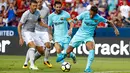 Neymar burusaha membawa bola dari kejaran para pemain Manchester United pada pertandingan International Champions Cup di Landover, AS (27/7). Barcelona menang atas Manchester United dengan skor 1-0. (AP Photo/Patrick Semansky)