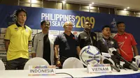 Indra Sjafri dalam konferensi pers Timnas Indonesia U-22 di Hotel Century Park, Manila, Minggu (24/11/2019). (Bola.com/Muhammad Iqbal Ichsan)