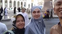 Luna Maya kenakan mukena abu-abu saat menjalankan ibadah umrah (Dok.Instagram/@ rumah.pekanbaru.cctv/https://www.instagram.com/p/BufIuDZlAWM/)