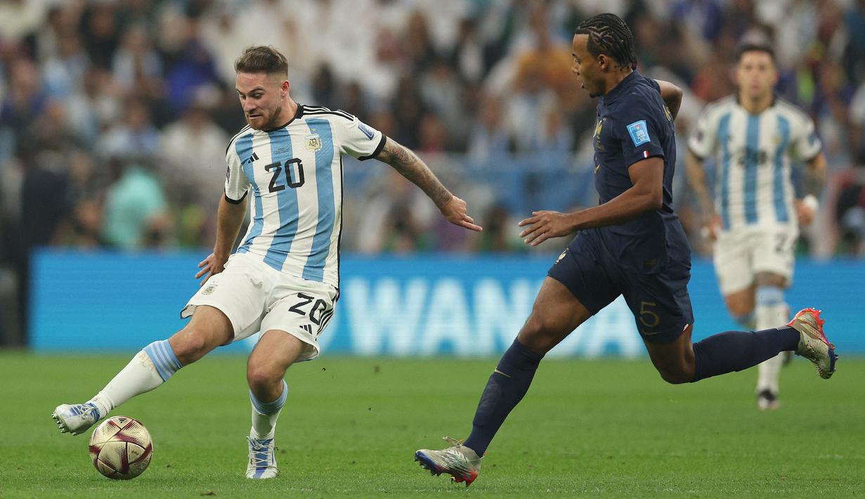 <p>Gelandang Argentina, Alexis Mac Allister (kiri) berusaha melewati bek Prancis, Jules (kanan) selama pertandingan sepak bola final Piala Dunia Qatar 2022 di Stadion Lusail di Lusail, utara Doha pada 18 Desember, 2022. (AFP/Adrian Dennis)</p>