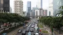 Kendaraan melintasi di Jalan Jenderal Sudirman, Jakarta, Selasa (12/3). Meningkatnya jumlah kendaraan bermotor di Jakarta setiap tahunnya, semakin meningkatkan emisi kendaraan bermotor. (Liputan6.com/Helmi Fithriansyah)