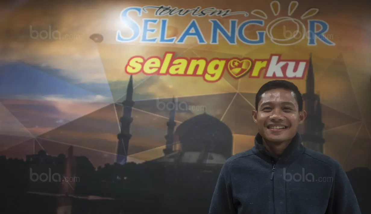 Pemain Timnas Indonesia, Evan Dimas, usai menonton laga Liga Premier Malaysia antara Felcra FC melawan PDRM di Stadion Shah Alam, Selangor, Jumat (2/2/2018). Kedua klub bermain imbang 1-1. (Bola.com/Vitalis Yogi Trisna)