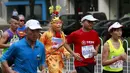 Seorang peserta berlari sambil mengenakan pakaian Monkey King saat Beijing International Marathon di Beijing, China, Minggu (20/9/2015). Sekitar 30.000 pelari ikut ambil bagian dalam acara yang berlangsung tiap tahun. (REUTERS/Kim Kyung-Hoon)