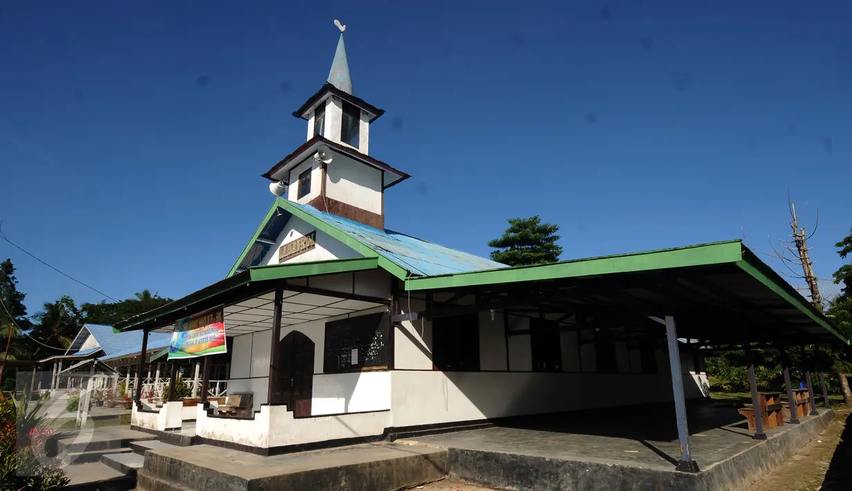 Gereja Lahai Roi masih berdiri tegak di Pulau Mansinam, Manokwari, Papua Barat, Senin (15/8). Gereja Lahai Roi ini menjadi saksi sejarah berkembangnya ajaran Injil dan telah berusia  50 tahun. (Liputan6.com/HelmiFithriansyah)