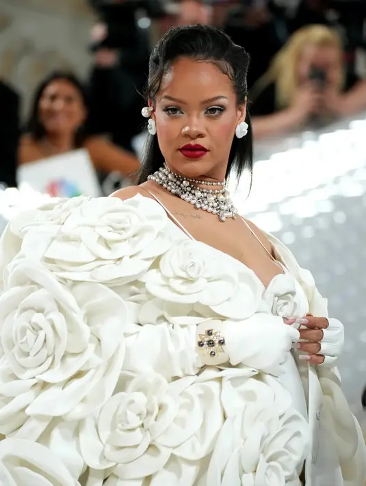 Rihanna. Ia mengenakan kalung platinum milik High Jewelry Bvlgari. Kalung ini dilengkapi dengan 5 pear diamond, 118 Akoya cultured pearl, 7 pear diamond, 109 round diamond, 561 fancy shape diamond, dan pave-set diamond. Foto: Instagram.