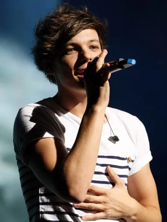 “Selamat ulang tahun cintaku (Louis Tomlinson),” tulis Campbell dalam snap sambil mencium kepala Louis. (AFP/Bintang.com)