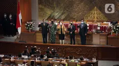 Ketua DPR Puan Maharani (tengah), Wakil Ketua DPR Lodewijk F. Paulus (kiri), Sufmi Dasco Ahmad (kedua kanan), Rachmat Gobel (kanan) serta calon Panglima TNI Jenderal TNI Andika Perkasa foto bersama usai Sidang Paripurna di Kompleks Parlemen, Jakarta, Senin (8/11/2021). (Liputan6.com/Johan Tallo)