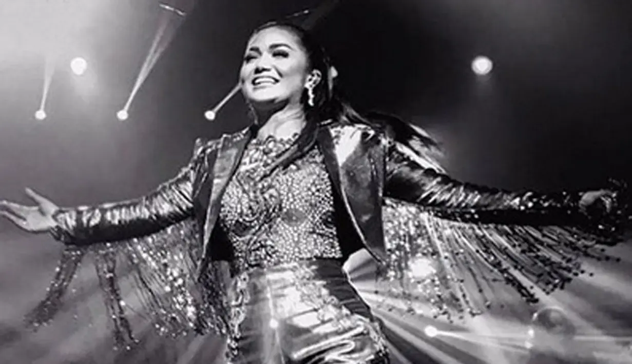 Berhasil menggelar konser diakui pelantun Menghitung Hari ini bahwa dirinya merasa beruntung. Pasalnya beberapa penyanyi lainnya dikabarkan gagal karena keadaan ekonomi di Malaysia yang sedang tidak baik. (Instagram/krisdayantilemos)