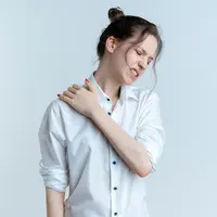 Nyeri bahu dapat muncul akibat postur tubuh yang kurang tepat, overuse, cedera ringan, atau ketegangan otot akibat stres. [Dok/freepik.com/stockking]