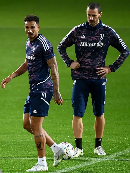 Pemain Juventus Bremer (kiri) dan Leonardo Bonucci mengambil bagian dalam sesi latihan di JTC Continassa, Turin, Italia, 1 November 2022. Juventus akan menghadapi Paris Saint-Germain (PSG) pada pertandingan sepak bola Liga Champions. (FRANCK FIFE/AFP)