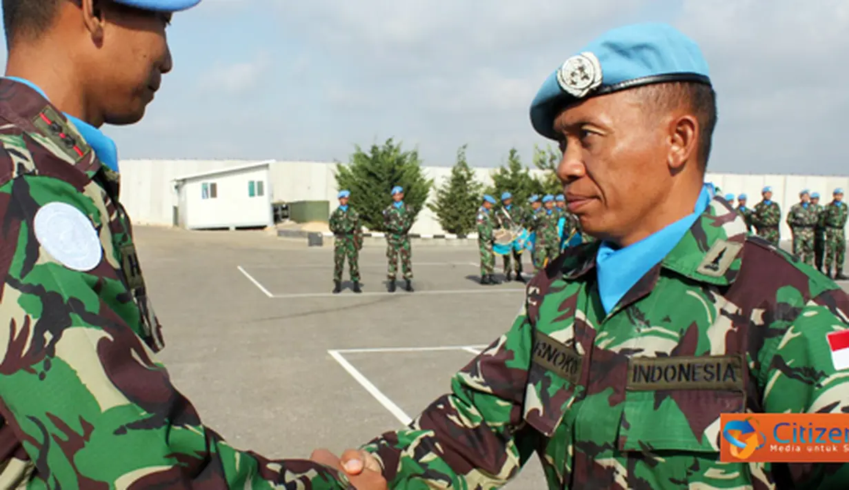 Citizen6, Lebanon: Upacara Bendera 17 di Lapangan Parade Soekarno, Markas Batalyon UN Posn 7-1, Adshit Al Qusayr, Lebanon Selatan, Senin (18/7). Selain upacara juga di bagikan penghargaan kepada juara menembak dan voli se Unifil. (Pengirim: Badaraudin)