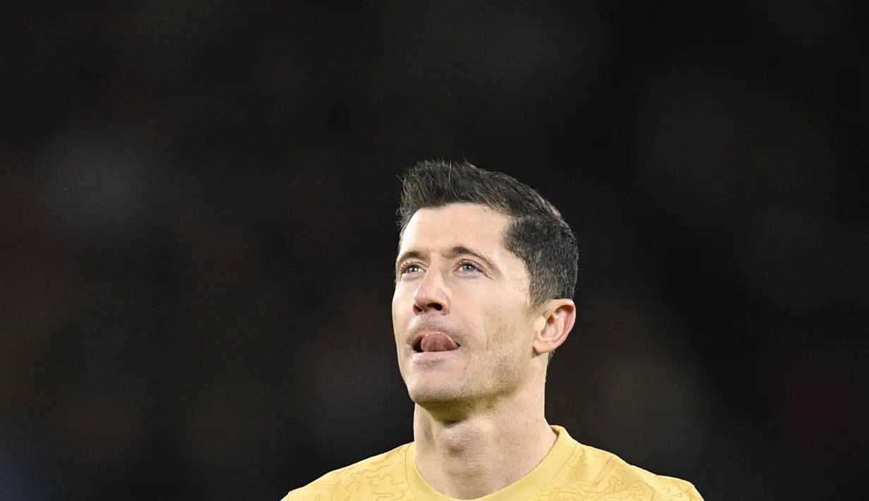 Penyerang Barcelona, Robert Lewandowski bereaksi usai bertanding melawan Manchester United pada pertandingan leg kedua playoff Liga Europa stadion Old Trafford di Manchester, Inggris, Jumat (24/2/2023). Hasil ini membuat Barcelona gagal lolos ke babak selanjutnya. (AFP/Oli Scarff)