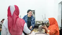 Puan Maharani melihat proses produksi kain bordir khas Kudus ditemani Sa’adah pemilik butik Dahlia Bordir Kudus. (Liputan6.com/Arief Pramono)