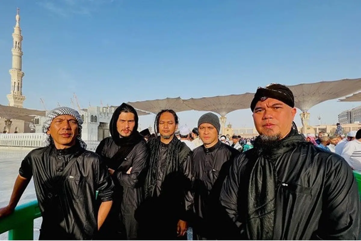 6 Potret Dewa 19 Jalani Ibadah Umrah, Kompak Pakai Baju Batik di Masjidil Haram