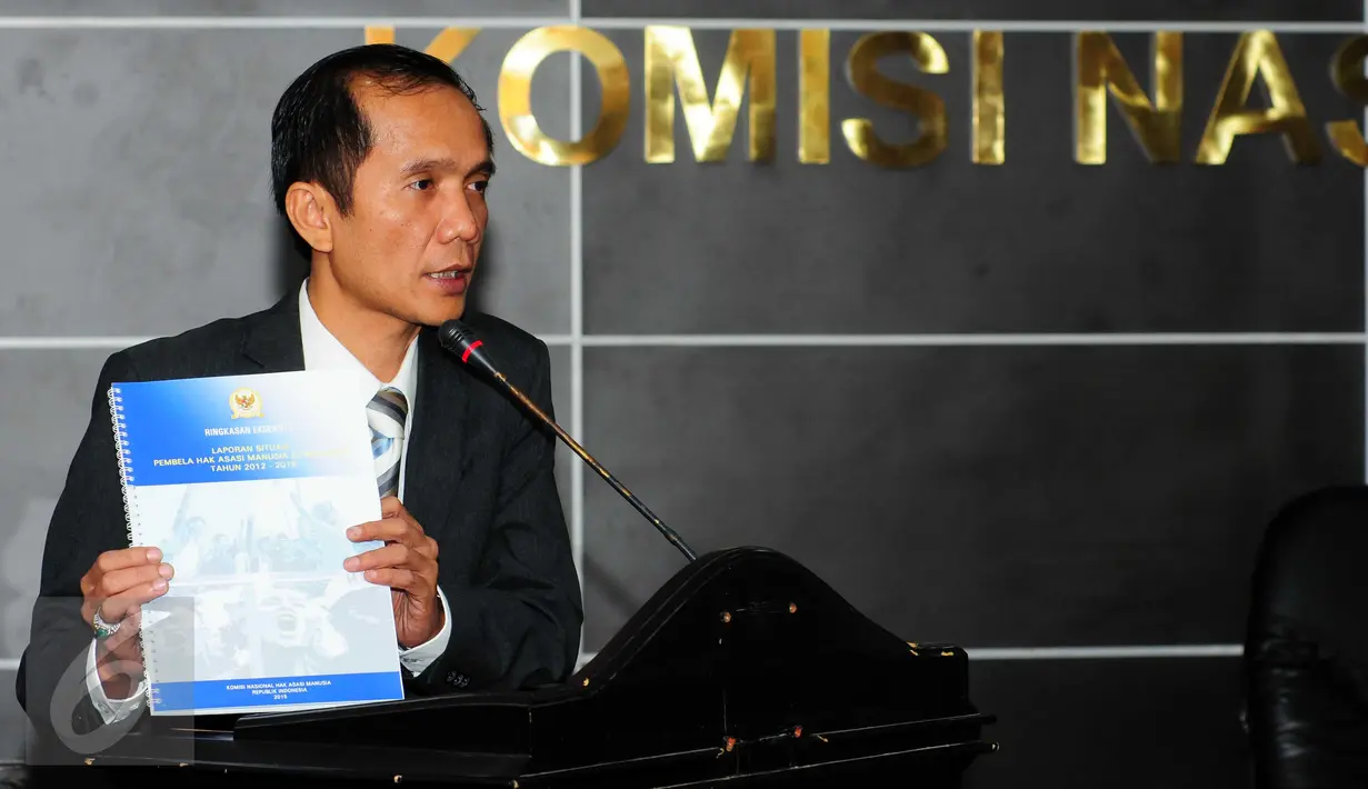 Ketua Komnas HAM, Nur Kholis memberikan sambutan pada launching Laporan Situasi Pembela HAM di Kantor Komnas HAM, Jakarta, Selasa (15/9/2015). Menurut Nur Kholis para pembela HAM belum mendapatkan perlindungan dari negara. (Liputan6.com/Helmi Afandi)