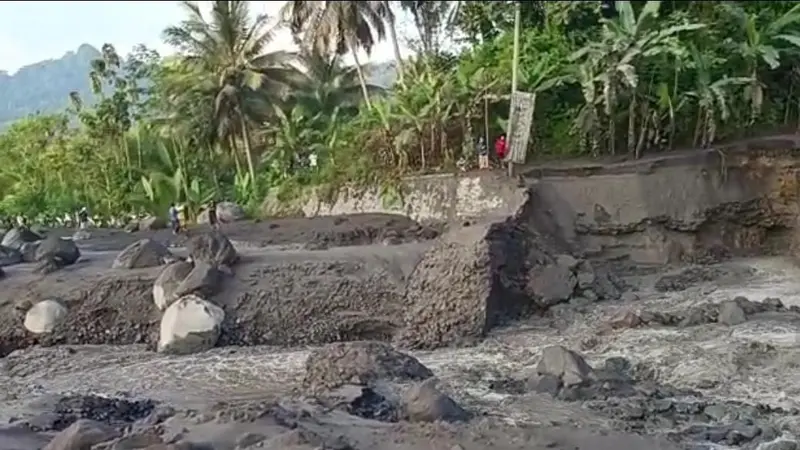 Banjir lahar dingin yang menerjang kawasan Dusun Sumberlangsep merusak jembatan yang menghubungkan atar dusun di daerah tersebut. (Istimewa)