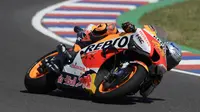 Pembalap Repsol Honda, Pol Espargaro, akan mengawali balapan MotoGP Argentina di posisi keempat. (AFP/Juan MABROMATA)