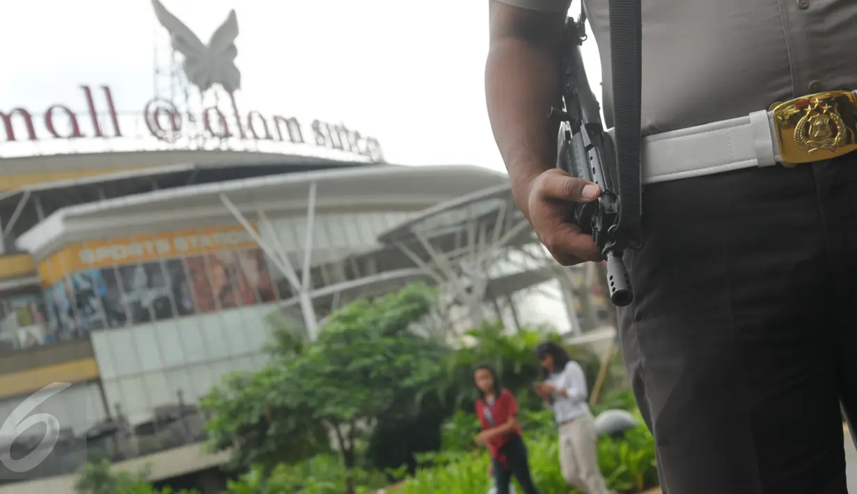 Anggota kepolisian berjaga-jaga di kawasan mall Alam Sutra Tangerang, Kamis, (14/01/16). Terdengar kabar bila mall Alam Sutra akan dijadikan target teroris. (Liputan6.com/Faisal R Syam)