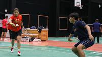 Ganda putri Indonesia, Greysia Polii dan Siti Fadia Silva Ramadhanti, berlatih bersama, Kamis (30/9/2021), jelang pertandingan perempat final Piala Sudirman 2021 yang digelar Jumat (1/10/2021). (Dok. PBSI)