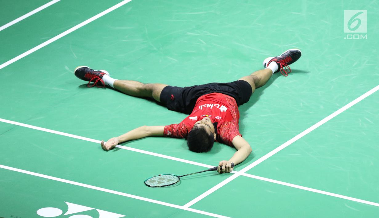 Ganda putra Indonesia, Ricky Karandasuwardi terkapar saat melawan He Jiting/Tan Qiang (China) pada 32 besar Indonesia Open 2018 di Istora GBK, Jakarta, Rabu (4/7). Ricky/Angga unggul 16-21, 21-17, 26-24. (Liputan6.com/Helmi Fithriansyah)