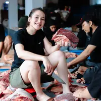 Lihat di sini gaya Ayu Ting Ting dengan makeup natural saat potong daging di momen Idul Adha. [@ayutingting92].