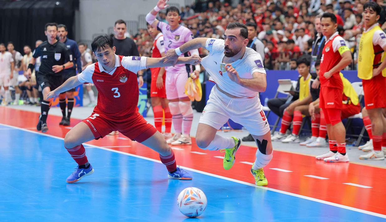 Sebelumnya, pertandingan langsung berjalan dalam tempo tinggi sejak menit awal. Iran membuka keunggulan lebih dulu melalui gol Tayebi. Tampak dalam foto, pemain Timnas Futsal Indonesia, Muhammad Rizki Xavier (kiri) berebut bola dengan pemain Iran pada final Piala Asia Futsal 2026 di Indonesia Arena, Kompleks Gelora Bung Karno, Senayan, Jakarta, Sabtu (7/2/2026). (Bola.com/Bagaskara Lazuardi)