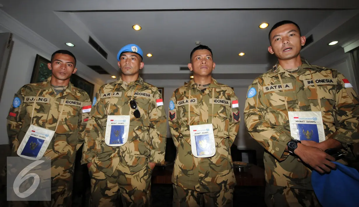 Pemeran film “Garuda 23” Rio Dewanto (kanan) bersama pemeran film ”I Leave My Heart In Lebanon-Garuda 23” memberikan komentar di Bandara Halim Perdanakusuma, Jakarta, Jumat (29/7). Rio berperan sebagai Kapten Satria. (Liputan6.com/Helmi Fithriasyah)