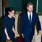 Pangeran Harry bersama tunangannya, Meghan Markle menghadiri konser perayaan ulang tahun Ratu Elizabeth di London, Sabtu (21/4). Penampilan Meghan Markle terlihat serasi dengan busana yang dikenakan Pangeran Harry. (John Stillwell/Pool via AP)