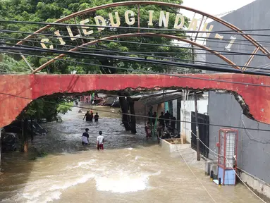 Kondisi banjir yang merendam perumahan Ciledug Indah, Tangerang, Banten, Kamis (2/1/2020). Memasuki hari kedua, kondisi perumahan tersebut masih tergenang banjir setinggi dada orang dewasa. (Liputan6.com/Angga Yuniar)